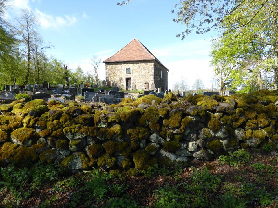 Friedhof auf dem Vulkan: Totenköppel Meiches, Hessen/NaturOrte