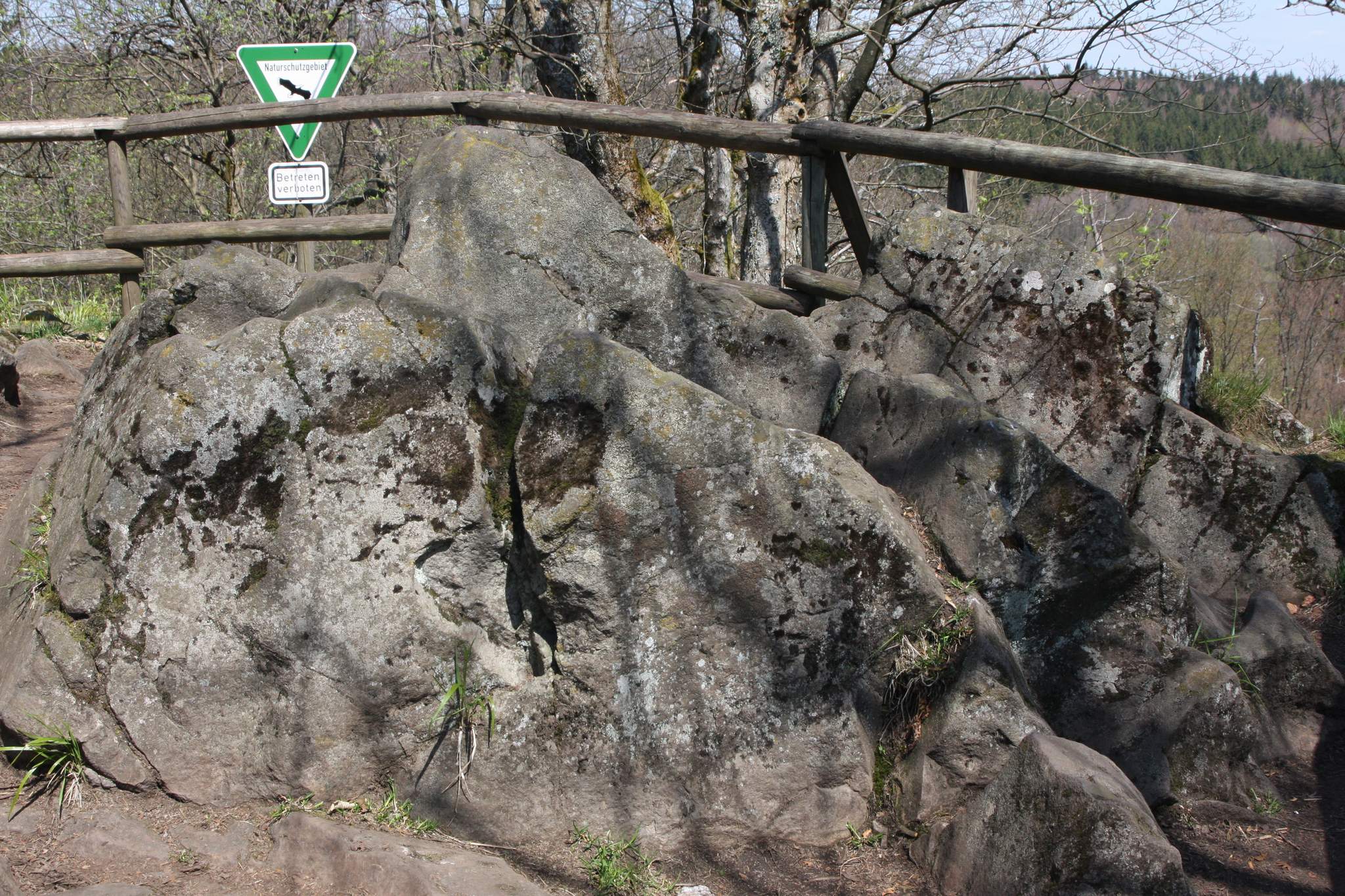 Der Geiselstein: Ein Geotop im Geopark der Vulkanregion Vogelsberg Hessen