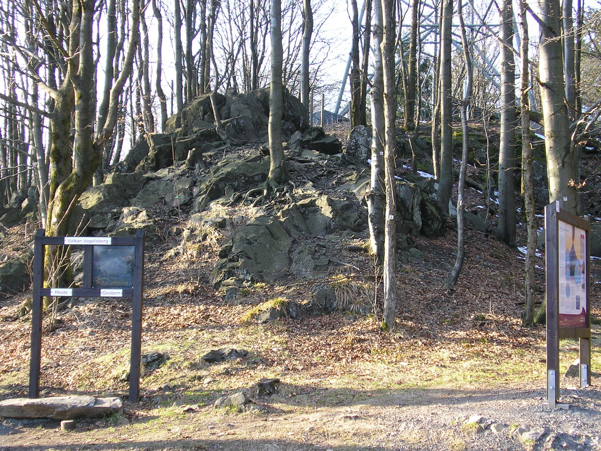 Hoherodskopfgipfel: ein Geotop im Natupark Vulkanregion Vogelstein in Hessen